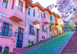 Lais Puzzle - Bunte Häuser in der alten Stadt Balat. Balat ist ein beliebtes touristisches Ziel in Istanbul - 1.000 Teile