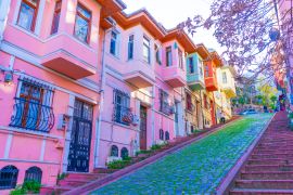 Lais Puzzle - Bunte Häuser in der alten Stadt Balat. Balat ist ein beliebtes touristisches Ziel in Istanbul - 2.000 Teile