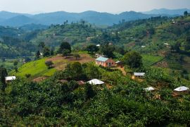 Lais Puzzle - Eine einzelne Kirche auf einem Hügel in Uganda - 2.000 Teile
