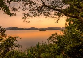Lais Puzzle - Mutandasee bei Sonnenuntergang mit Blick auf die Vulkane Mount Muhavuru und Mount Gahinga in Ostafrika, an der Grenze zwischen Ruanda und Uganda - 1.000 Teile