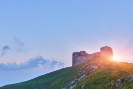 Lais Puzzle - Die alte Sternwarte auf dem Berg Pip Ivan in den Karpaten. Ukraine - 2.000 Teile