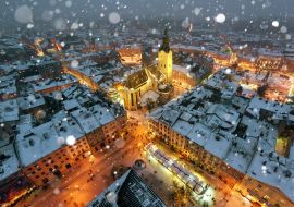 Lais Puzzle - Lemberg im Winter. Malerischer Abendblick auf das Stadtzentrum von der Spitze des Rathauses. Osteuropa, Ukraine - 1.000 Teile