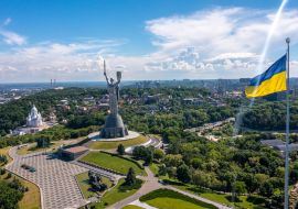 Lais Puzzle - Luftaufnahme der ukrainischen Flagge weht im Wind gegen die Stadt Kiew, Ukraine in der Nähe der berühmten Statue des Mutterlandes - 1.000 Teile