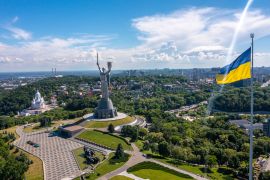Lais Puzzle - Luftaufnahme der ukrainischen Flagge weht im Wind gegen die Stadt Kiew, Ukraine in der Nähe der berühmten Statue des Mutterlandes - 2.000 Teile