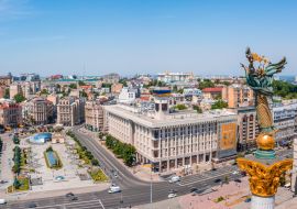 Lais Puzzle - Luftaufnahme der Kiewer Ukraine über dem Maidan Nezalezhnosti Unabhängigkeitsdenkmal. Goldene schöne ukrainische Frau Statue in der Mitte der Stadt - 1.000 Teile