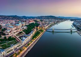 Lais Puzzle - Budapest, Ungarn - Panoramablick auf Budapest aus der Vogelperspektive. Diese Ansicht umfasst die Budaer Burg, den Königspalast, die Matthiaskirche, die Fischerbastei und die Szechenyi-Kettenbrücke bei Sonnenuntergang mit farbigem Himmel...