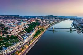 Lais Puzzle - Budapest, Ungarn - Panoramablick auf Budapest aus der Vogelperspektive. Diese Ansicht umfasst die Budaer Burg, den Königspalast, die Matthiaskirche, die Fischerbastei und die Szechenyi-Kettenbrücke bei Sonnenuntergang mit farbigem Himmel...