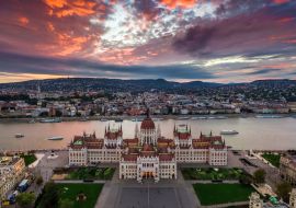 Lais Puzzle - Budapest, Ungarn - Panoramablick auf das Parlament von Ungarn bei Sonnenuntergang mit schönen dramatischen lila Wolken und Ausflugsbooten auf der Donau - 1.000 Teile