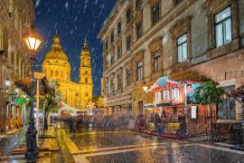 Lais Puzzle - Budapest, Ungarn - Verschneite Nacht auf einem Weihnachtsmarkt und einer Einkaufsstraße mit Straßenlaternen, festlicher Dekoration und der St.-Stephans-Basilika im Hintergrund - 2.000 Teile