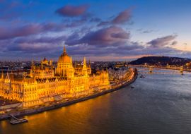 Lais Puzzle - Budapest, Ungarn - Panoramablick aus der Luft auf das beleuchtete ungarische Parlament mit der Szechenyi Kettenbrücke, dem Königlichen Schloss Buda und bunten Wolken im Hintergrund bei Sonnenuntergang - 1.000 Teile