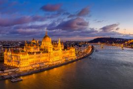 Lais Puzzle - Budapest, Ungarn - Panoramablick aus der Luft auf das beleuchtete ungarische Parlament mit der Szechenyi Kettenbrücke, dem Königlichen Schloss Buda und bunten Wolken im Hintergrund bei Sonnenuntergang - 2.000 Teile