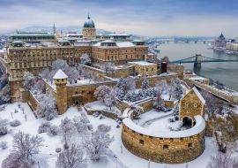 Lais Puzzle - Budapest, Ungarn - Luftaufnahme des verschneiten Königlichen Schlosses Buda von oben mit der Szechenyi Kettenbrücke und dem Parlament von Ungarn im Winter - 1.000 Teile