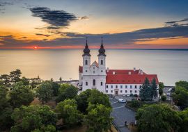 Lais Puzzle - Tihany, Ungarn - Luftaufnahme des berühmten Benediktinerklosters Tihany (Abtei Tihany) mit wunderschönem bunten Himmel und Wolken bei Sonnenaufgang über dem Balaton - 1.000 Teile