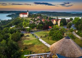 Lais Puzzle - Tihany, Ungarn - Panoramablick auf das schöne Dorf Tihany am Nordufer des Plattensees mit der Benediktinerabtei Tihany (Tihanyi apatsag), dem Inneren See und einem farbenfrohen Himmel bei Sonnenaufgang - 1.000 Teile