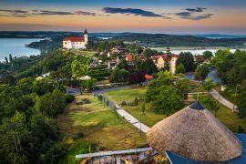 Lais Puzzle - Tihany, Ungarn - Panoramablick auf das schöne Dorf Tihany am Nordufer des Plattensees mit der Benediktinerabtei Tihany (Tihanyi apatsag), dem Inneren See und einem farbenfrohen Himmel bei Sonnenaufgang - 2.000 Teile