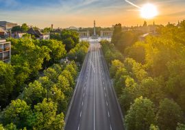 Lais Puzzle - Budapest, Ungarn - Luftaufnahme der Andrassy Straße bei Sonnenaufgang mit dem Heldenplatz (Hosok tere) im Hintergrund zur Sommerzeit - 1.000 Teile