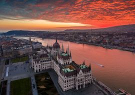 Lais Puzzle - Budapest, Ungarn - Panoramadrohnenaufnahme des ungarischen Parlamentsgebäudes an einem Winternachmittag mit einem dramatischen, gold-roten Sonnenuntergangshimmel - 1.000 Teile