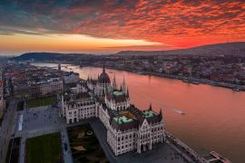 Lais Puzzle - Budapest, Ungarn - Panoramadrohnenaufnahme des ungarischen Parlamentsgebäudes an einem Winternachmittag mit einem dramatischen, gold-roten Sonnenuntergangshimmel - 2.000 Teile