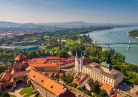 Lais Puzzle - Blick auf die historische Stadt von der Esztergom-Basilika in Ungarn. Die Donau und die Grenzbrücke zur Stadt Sturovo in der Slowakei - 1.000 Teile
