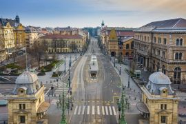 Lais Puzzle - Budapest, Ungarn - Luftaufnahme des Fovam-Platzes und der völlig leeren Straßen am Vamhaz-Boulevard (Vamhaz korut) und der zentralen Markthalle - 2.000 Teile