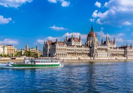 Lais Puzzle - Eine Fähre fährt am östlichen Ufer der Donau in Budapest vorbei am Parlamentsgebäude im Sommer - 1.000 Teile