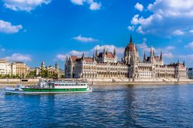 Lais Puzzle - Eine Fähre fährt am östlichen Ufer der Donau in Budapest vorbei am Parlamentsgebäude im Sommer - 2.000 Teile