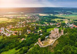 Lais Puzzle - Csesznek, Ungarn - Panoramablick aus der Luft auf die auf einem Hügel gelegene Burg von Csesznek und die Stadt Csesznek bei Sonnenuntergang an einem sonnigen Sommernachmittag - 1.000 Teile