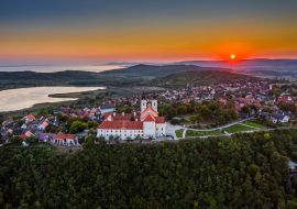 Lais Puzzle - Tihany, Ungarn - Luftaufnahme des berühmten Benediktinerklosters von Tihany (Tihany Abbey, Tihanyi Apatsag) mit schönem goldenen Himmel bei Sonnenuntergang über dem Plattensee an einem Sommernachmittag - 1.000 Teile