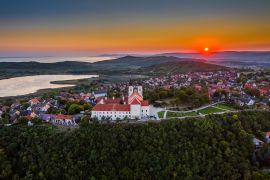 Lais Puzzle - Tihany, Ungarn - Luftaufnahme des berühmten Benediktinerklosters von Tihany (Tihany Abbey, Tihanyi Apatsag) mit schönem goldenen Himmel bei Sonnenuntergang über dem Plattensee an einem Sommernachmittag - 2.000 Teile