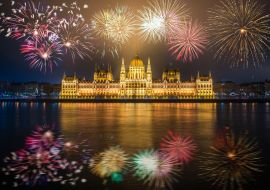 Lais Puzzle - Ungarisches Parlament mit Feuerwerk, das sich in der Donau spiegelt. Budapest - 1.000 Teile