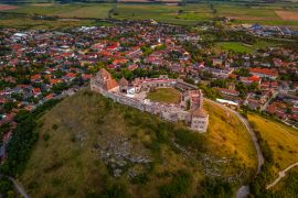 Lais Puzzle - Sumeg, Ungarn - Luftaufnahme der berühmten Hohen Burg von Sumeg im Komitat Veszprem an einem Sommernachmittag mit warmem Sonnenlicht bei Sonnenuntergang - 2.000 Teile
