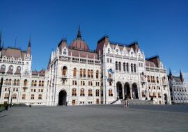 Lais Puzzle - Ungarisches Parlamentsgebäude an einem sonnigen Tag. Schönes Stadtbild einer europäischen Stadt am Morgen - 1.000 Teile