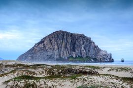 Lais Puzzle - Morro Rock mit Sanddünen am Morro Creek Beach. Morro Bay, San Luis Obispo County, Kalifornien, USA - 2.000 Teile