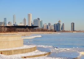Lais Puzzle - Wind und bittere Kälte mit Windchill-Faktoren von über minus 20 Grad sorgten für Dunst über dem sich bildenden Eis des Michgan-Sees vor der Skyline von Chicago - 1.000 Teile