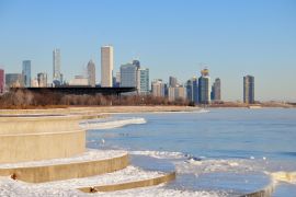 Lais Puzzle - Wind und bittere Kälte mit Windchill-Faktoren von über minus 20 Grad sorgten für Dunst über dem sich bildenden Eis des Michgan-Sees vor der Skyline von Chicago - 2.000 Teile