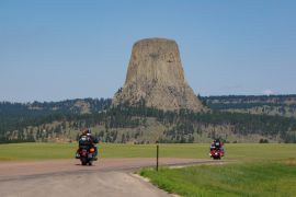 Lais Puzzle - Biker auf dem Weg zum Devils Tower National Monument bei der Sturgis Motorcycle Rally in den Black Hills, Wyoming, USA - 2.000 Teile