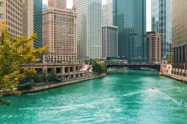 Lais Puzzle - Chicago River mit Booten und Verkehr in Downtown Chicago - 2.000 Teile
