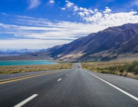 Lais Puzzle - Fahrt auf dem Highway 395 an einem sonnigen Tag, östliches Sierra-Gebirge, Kalifornien; links ist der Mono Lake zu sehen - 40, 100, 200, 500, 1.000 & 2.000 Teile