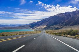 Lais Puzzle - Fahrt auf dem Highway 395 an einem sonnigen Tag, östliches Sierra-Gebirge, Kalifornien; links ist der Mono Lake zu sehen - 2.000 Teile