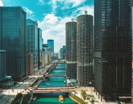 Lais Puzzle - Chicago River mit Booten und Verkehr von oben am Morgen - 40, 100, 200, 500, 1.000 & 2.000 Teile