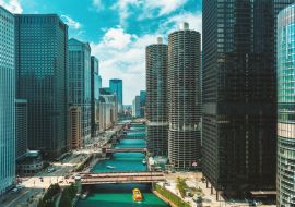 Lais Puzzle - Chicago River mit Booten und Verkehr von oben am Morgen - 1.000 Teile