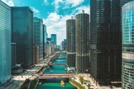 Lais Puzzle - Chicago River mit Booten und Verkehr von oben am Morgen - 2.000 Teile