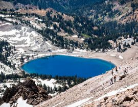 Lais Puzzle - Luftaufnahme des Lake Helen vom Weg zum Lassen Peak aus gesehen; Lassen Volcanic National Park, Nordkalifornien - 40, 100, 200, 500, 1.000 & 2.000 Teile