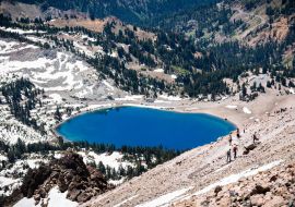 Lais Puzzle - Luftaufnahme des Lake Helen vom Weg zum Lassen Peak aus gesehen; Lassen Volcanic National Park, Nordkalifornien - 1.000 Teile