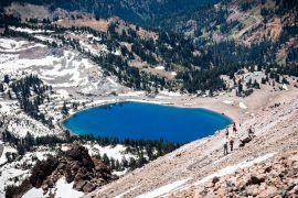 Lais Puzzle - Luftaufnahme des Lake Helen vom Weg zum Lassen Peak aus gesehen; Lassen Volcanic National Park, Nordkalifornien - 2.000 Teile
