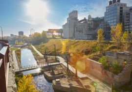 Lais Puzzle - Der Mississippi fließt durch die historischen Mühlenruinen in Minneapolis, Minnesota - 1.000 Teile