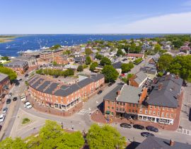 Lais Puzzle - Newburyport historisches Stadtzentrum einschließlich State Street und Market Square mit Merrimack River im Hintergrund Luftaufnahme, Newburyport, Massachusetts - 40, 100, 200, 500, 1.000 & 2.000 Teile