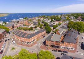 Lais Puzzle - Newburyport historisches Stadtzentrum einschließlich State Street und Market Square mit Merrimack River im Hintergrund Luftaufnahme, Newburyport, Massachusetts - 1.000 Teile