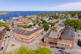 Lais Puzzle - Newburyport historisches Stadtzentrum einschließlich State Street und Market Square mit Merrimack River im Hintergrund Luftaufnahme, Newburyport, Massachusetts - 2.000 Teile