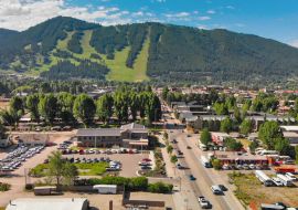 Lais Puzzle - Panoramablick auf die Häuser von Jackson Hole und die schönen Berge an einem Sommermorgen, Wyoming - 1.000 Teile